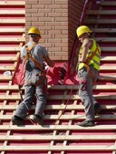 hommes construction toiture